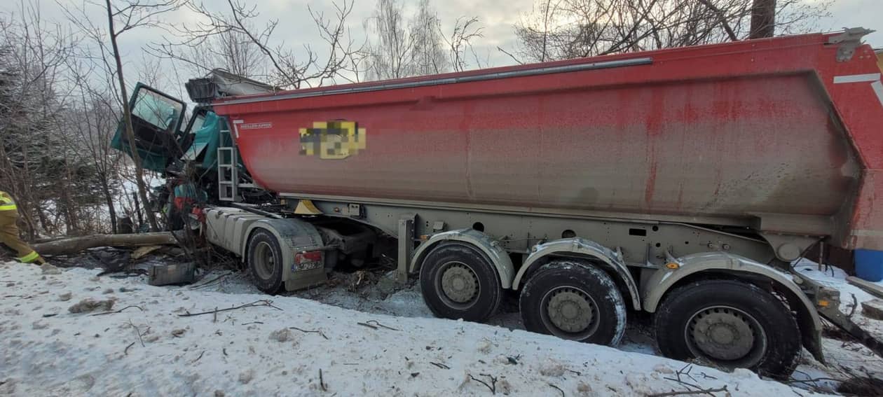 Kamienna Góra: Zasłabnięcie kierowcy. Ciężarówka uderzyła w drzewo