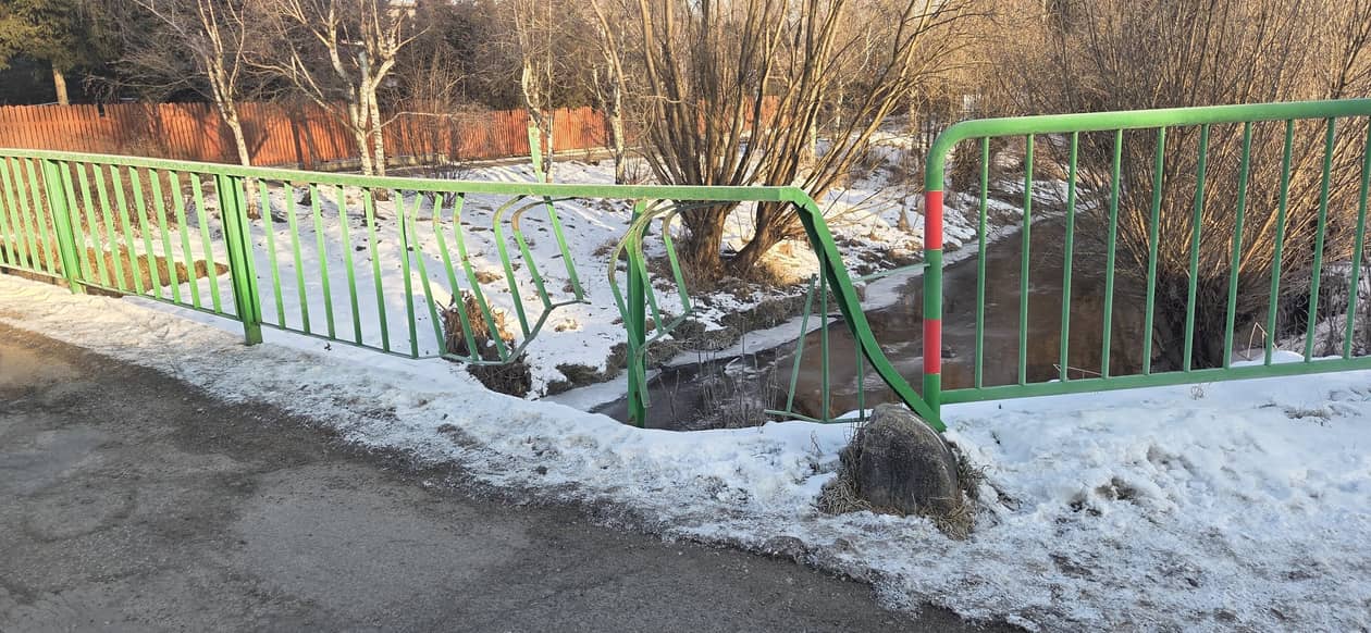 Łomnica: Sprawca uderzył w barierkę i uciekł