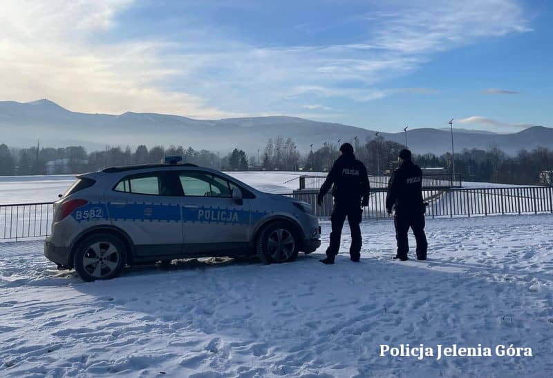 Kowary: Sprawdzają zamarznięte zbiorniki wodne w ramach akcji „Zima"