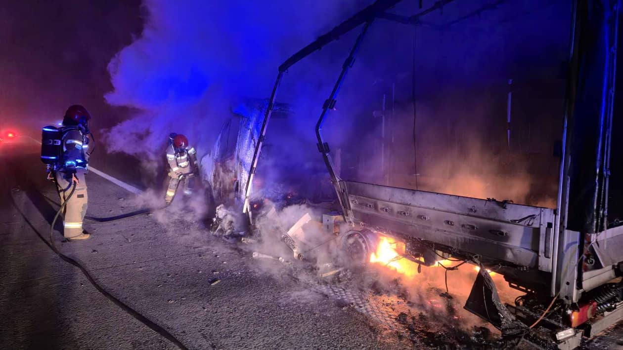 Autostrada A4: Strażacy walczyli w nocy z pożarem busa