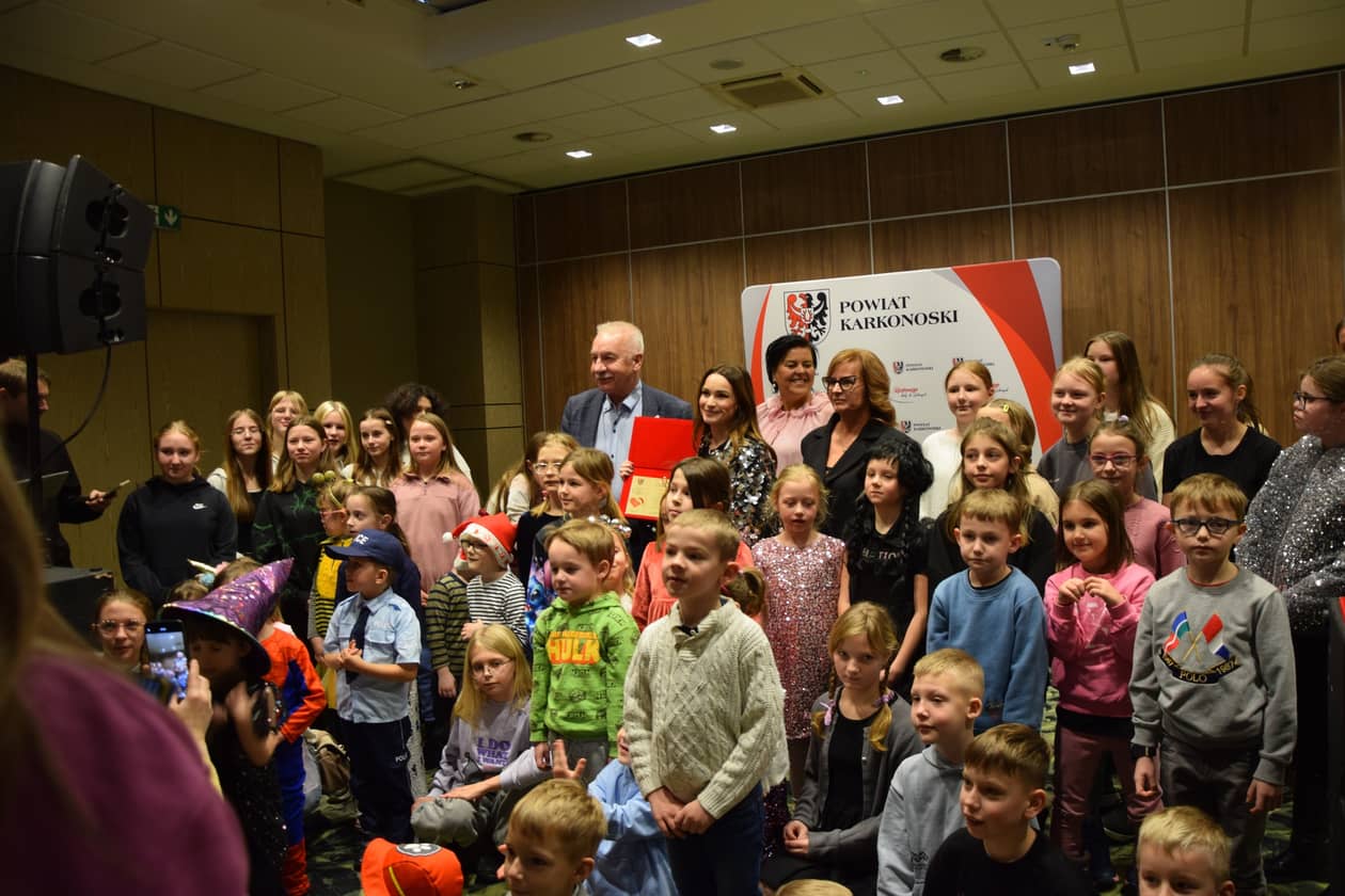 Powiat karkonoski: Noworoczna radość dzieci z rodzin zastępczych