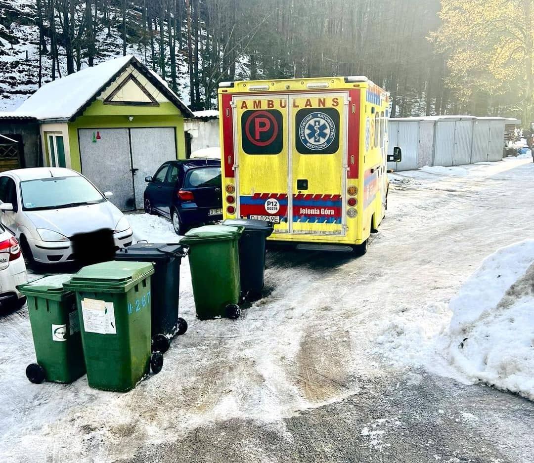 Piechowice: Karetka uwięziona przez czyjąś głupotę