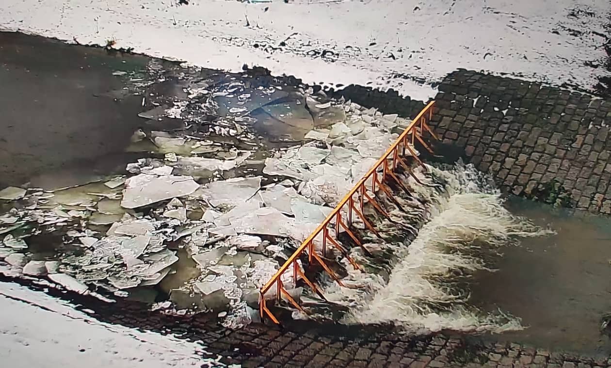 Sobieszów: Groźny zator na zbiorniku w Sobieszowie