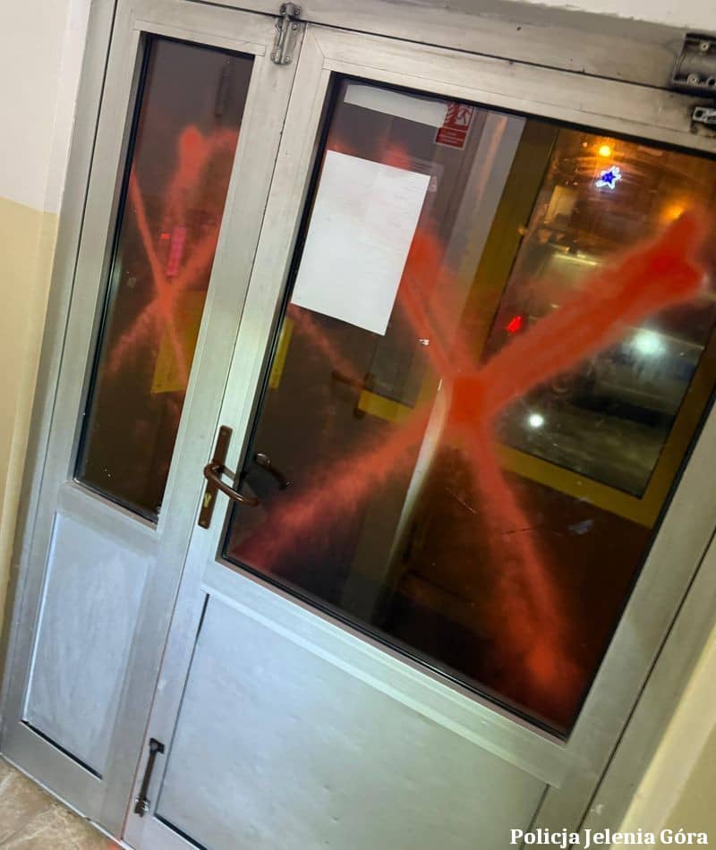 Jelenia Góra: Pomalował drzwi, klatkę i windę.