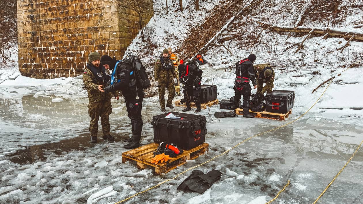 Pilchowice: Niebezpieczna akcja nurków w lodowej toni