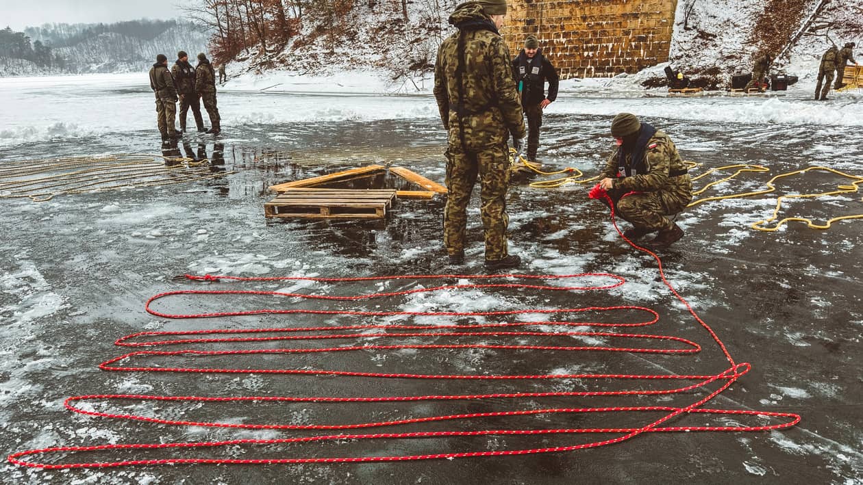 Jelenia Góra: O skrzyniach z amunicją z jeziora, przebudowie basenu i emocjach na sesji powiatu