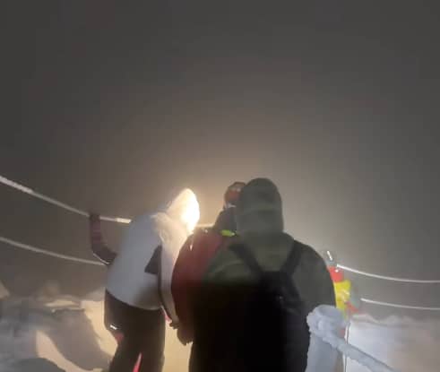 Karkonosze: Rodzina z dzieckiem utknęła na Śnieżce po zmroku