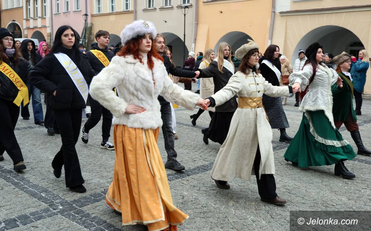 Jelenia Góra: Maturzyści tańczyli poloneza