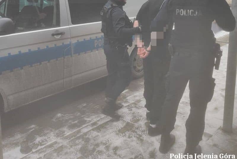 Jelenia Góra: Z nożem zaatakował policjantów. Agresywny 44–latek tymczasowo aresztowany