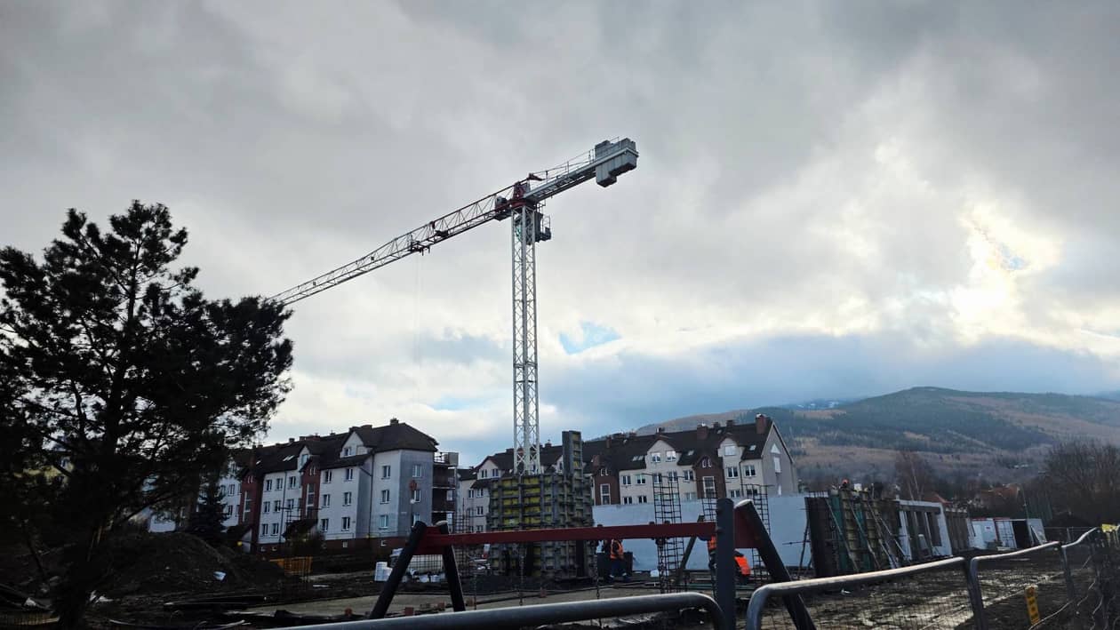 Kowary: Nowy blok komunalny szybko się wznosi