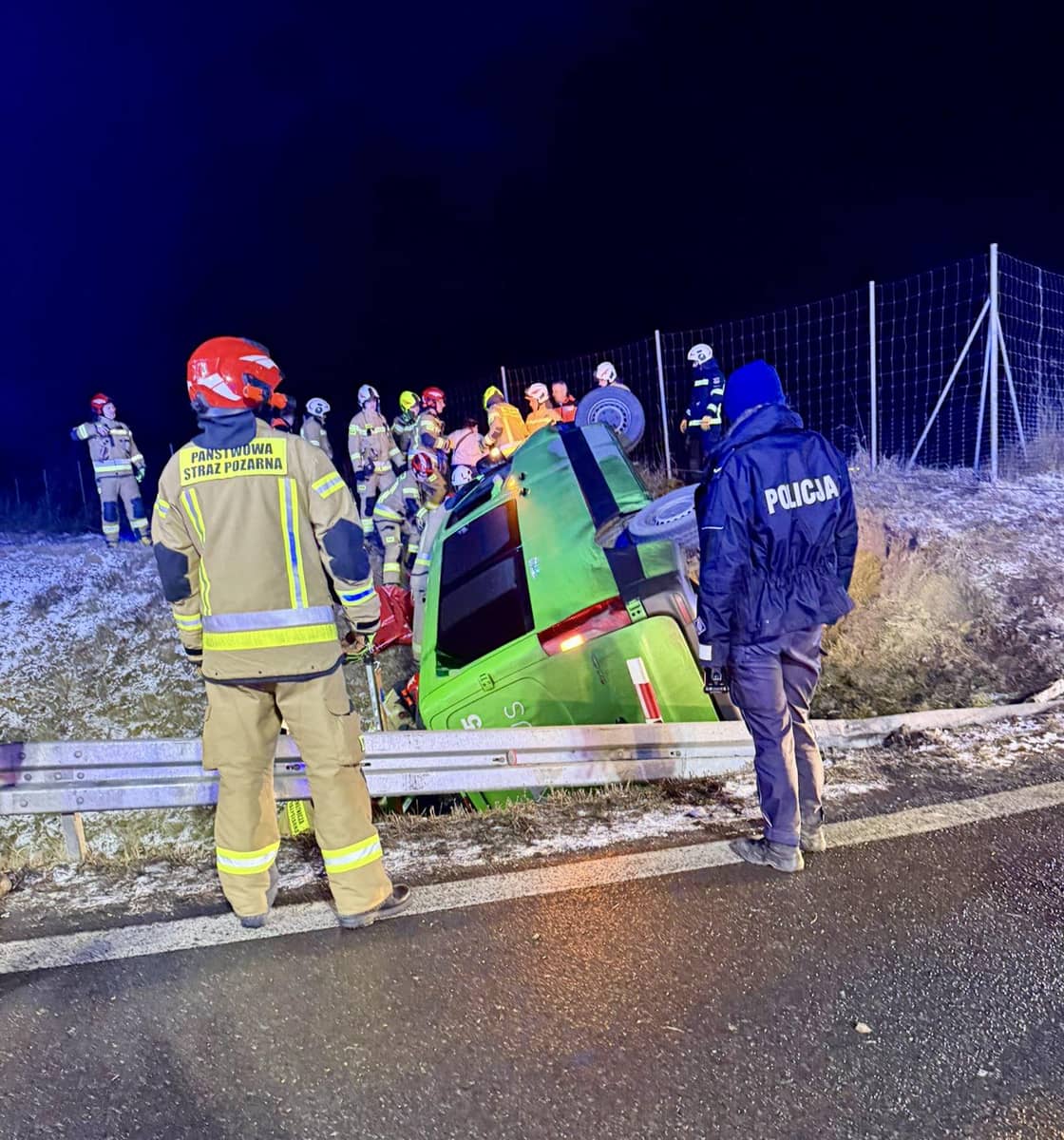 Autostrada A4: Bus przeleciał przez bariery