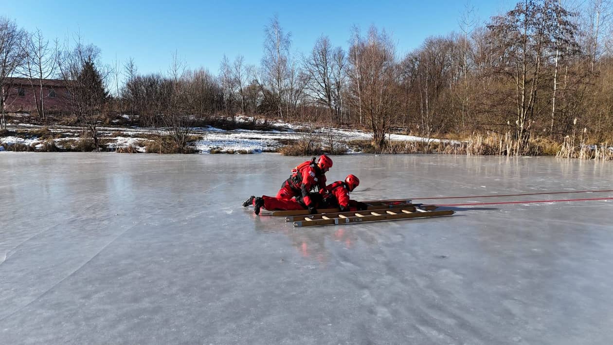 Jelenia Góra: Gdy lód się załamie – strażacy ćwiczyli akcje ratunkowe