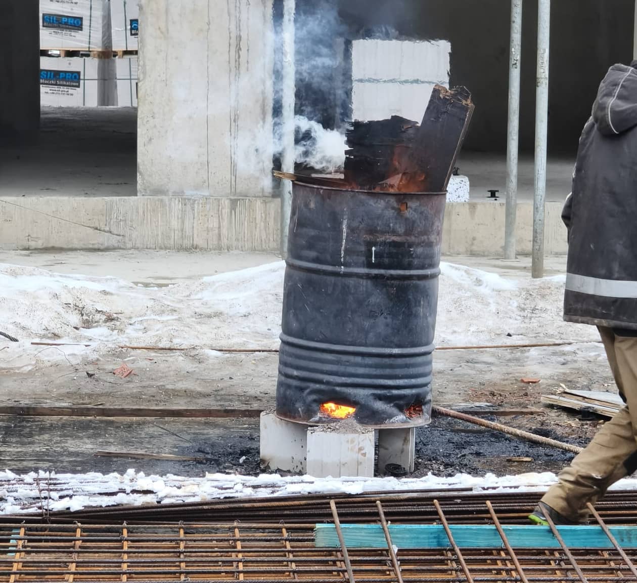 Cieplice: Czarny dym nad budową