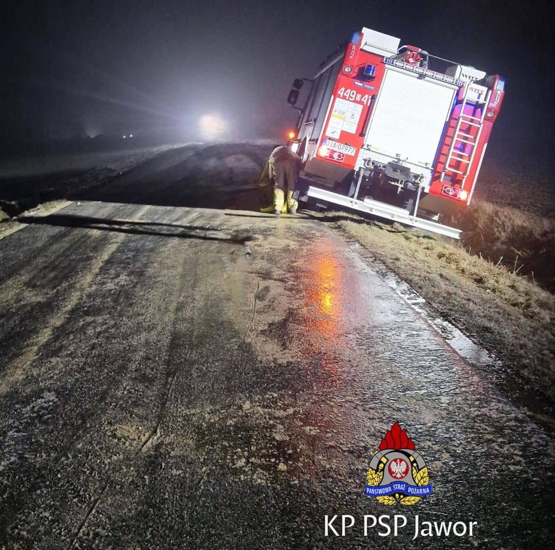 Dolny Śląsk: Wóz strażacki w rowie