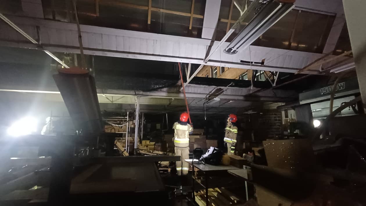 Gryfów Śląski: Pożar dachu w fabryce mebli