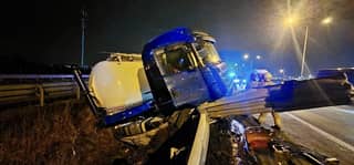 Ciężarówka przebiła bariery energochłonne