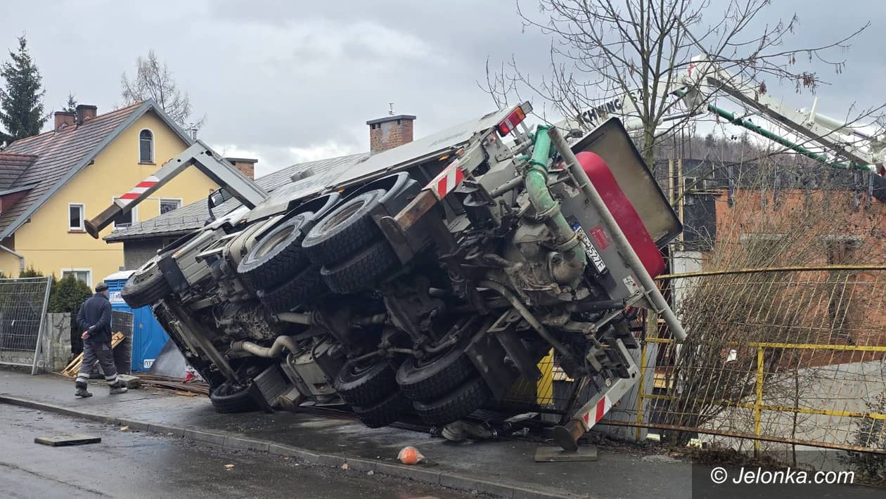 Jelenia Góra: Wywrotka betoniarki