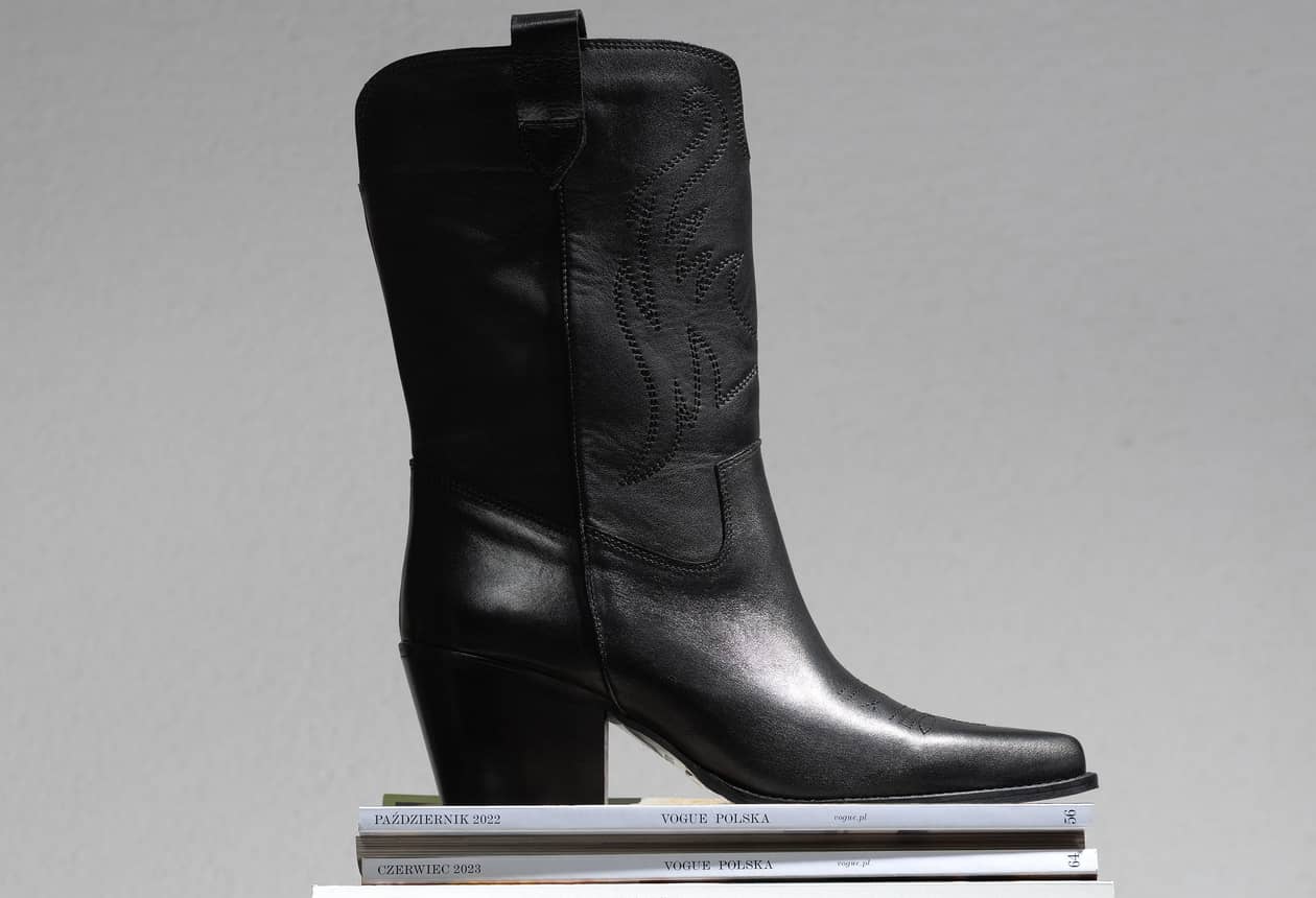 Polska: Kowbojki damskie – jak nosić ten odważny trend w codziennych stylizacjach?