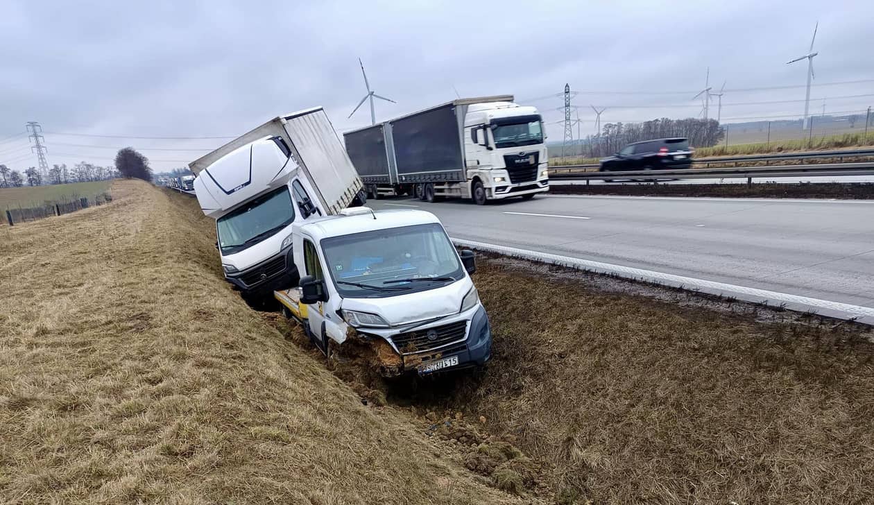 Autostrada A4: Przewoził lawetą pojazd, sam wpadł do rowu...