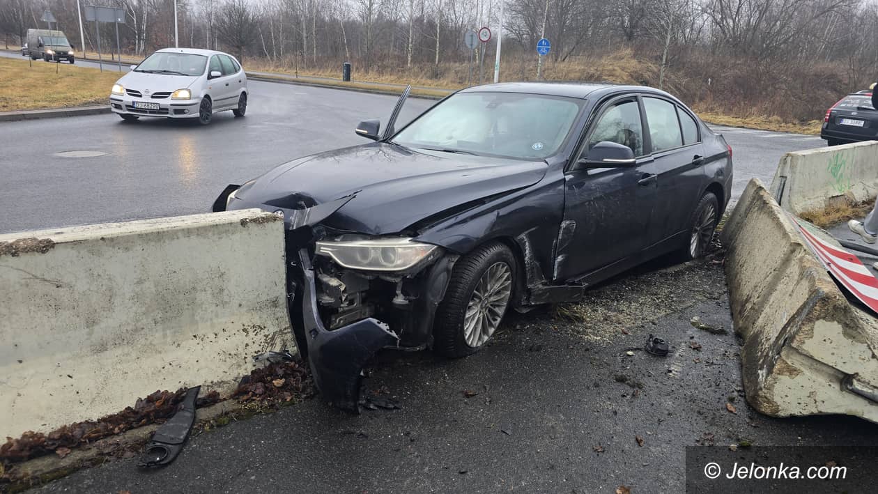 Jelenia Góra: Wjechał w betonowe ogrodzenie drogi