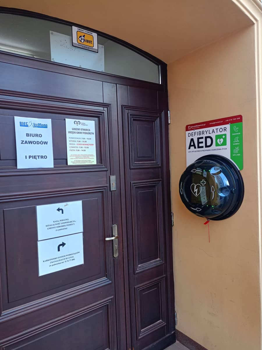 Podgórzyn: Nowy defibrylator przy urzędzie