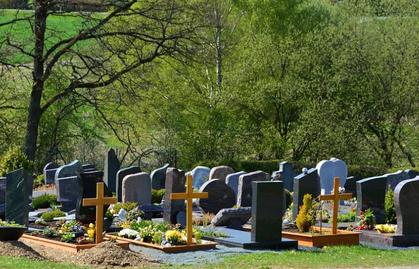 Mysłakowice: Cmentarz pęka w szwach