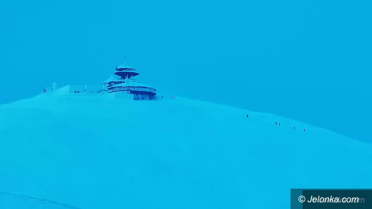 Karkonosze: Odwiedzają Śnieżkę nawet o wschodzie słońca