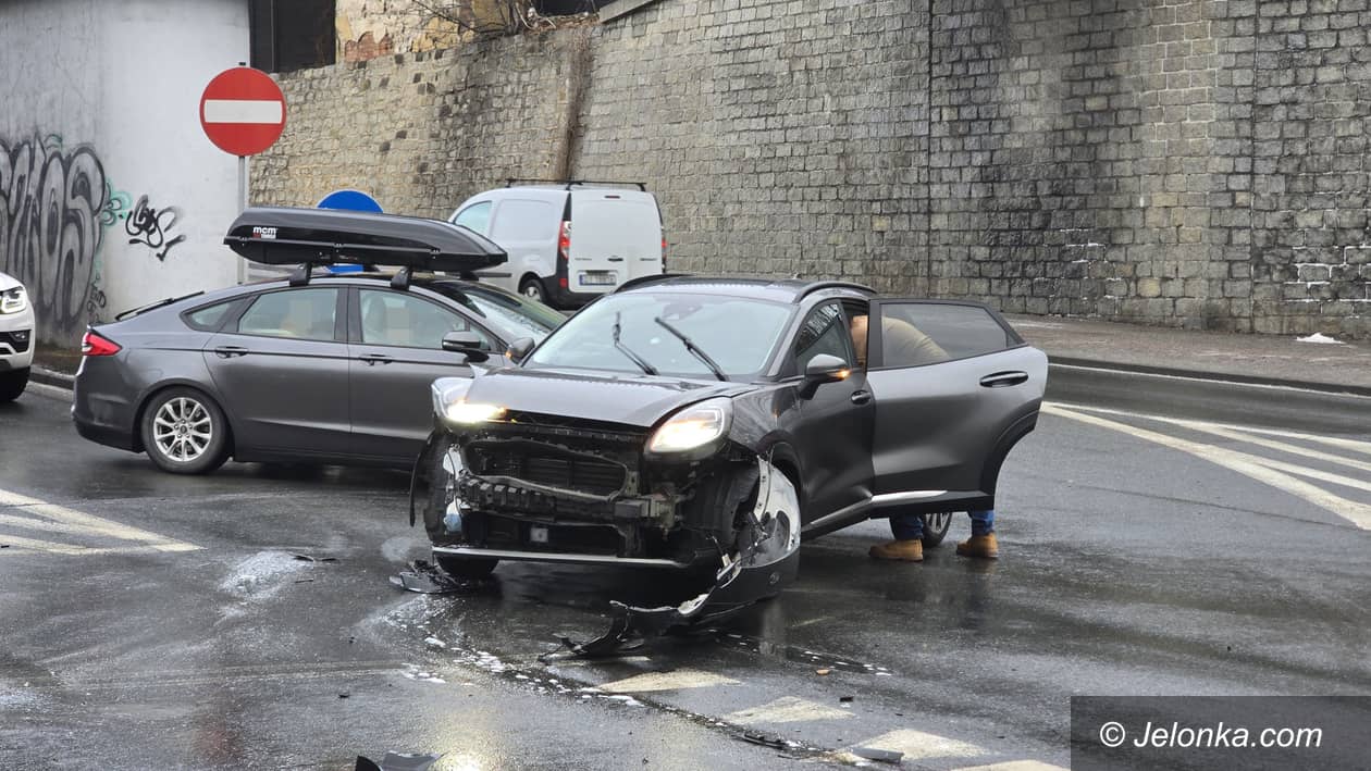 Jelenia Góra: Kolizja dwóch aut na Sobieskiego