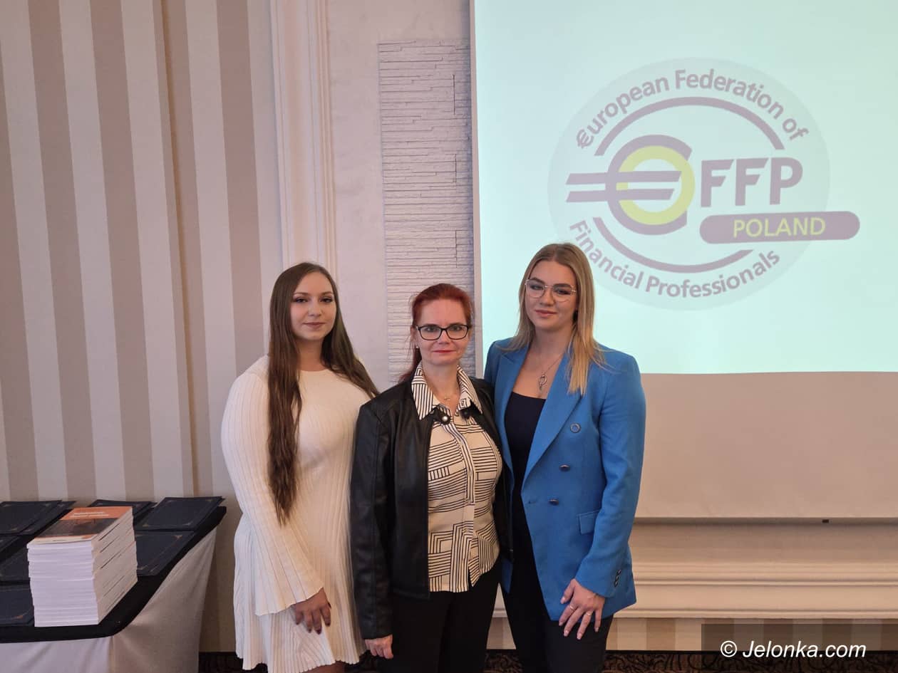 Jelenia Góra: Naukowe sukcesy studentów UEW