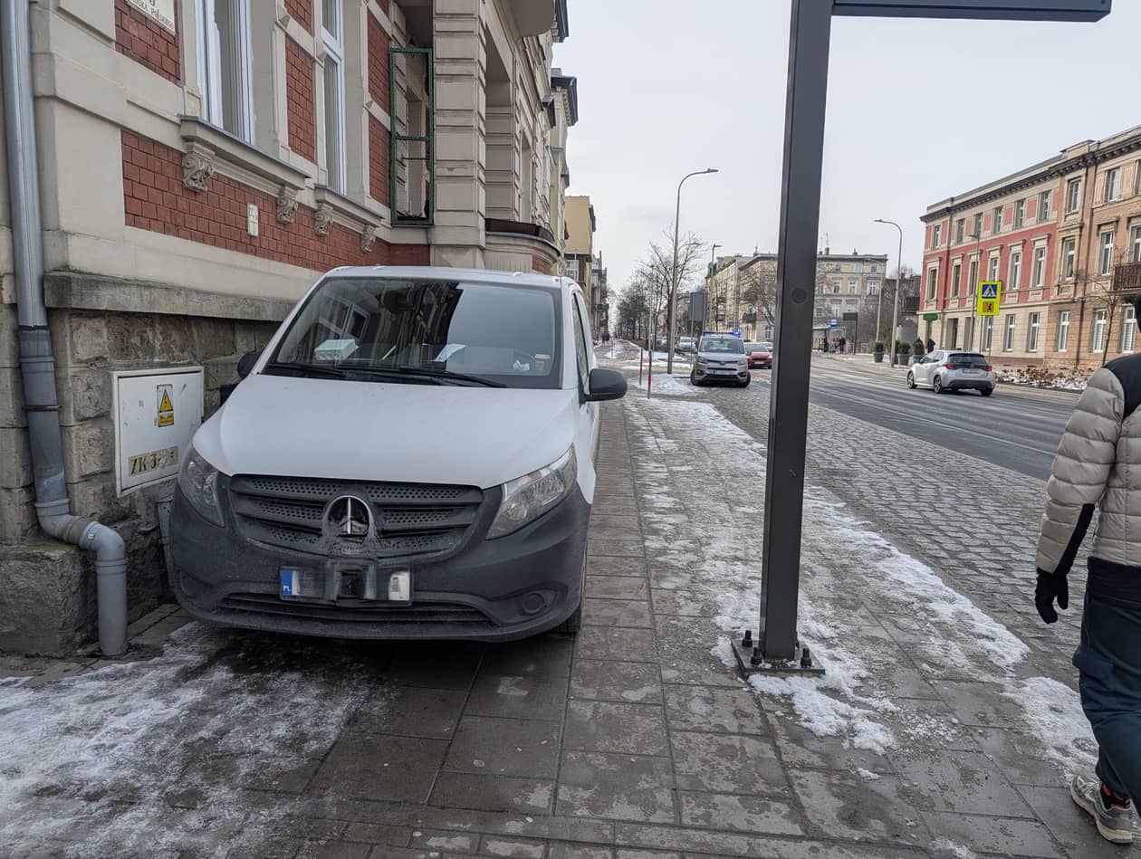 Jelenia Góra: "Mistrzowie parkowania" przy poczcie