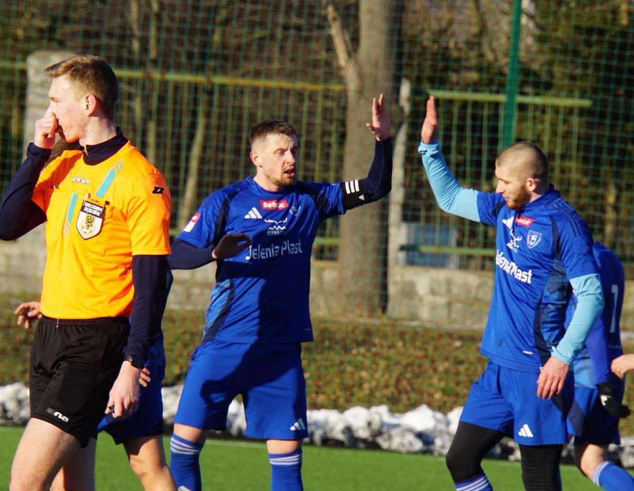 Jelenia Góra: Wrzucili im trójkę