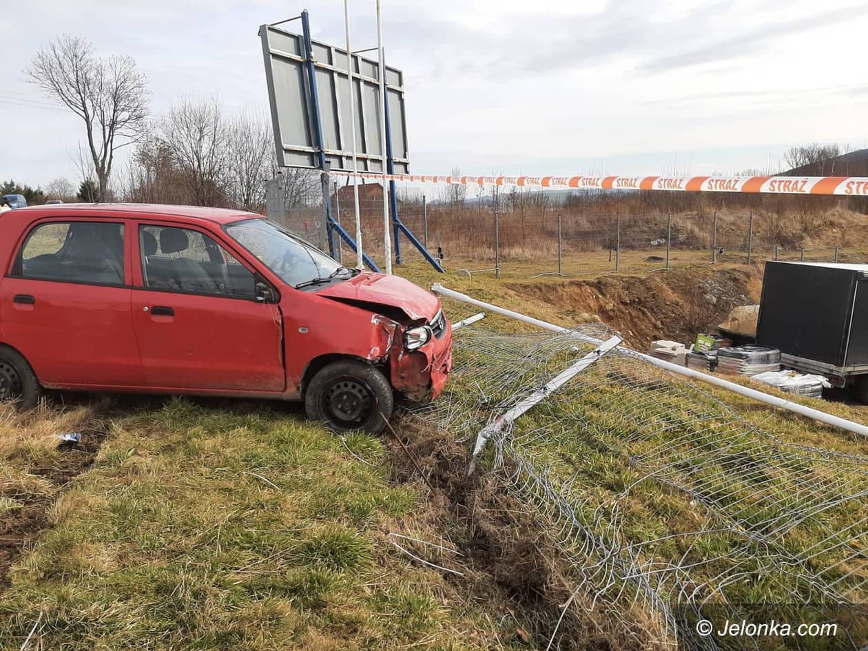 Piechowice: Auto wylądowało poza drogą