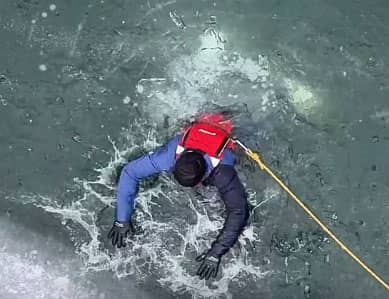 Polska: Jak wydostać się z wody, kiedy załamie się pod nami lód