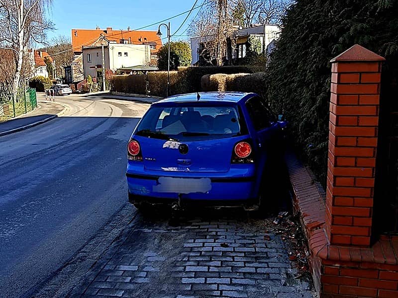 Bolków: Brawurowa ucieczka zakończona rozbitym autem