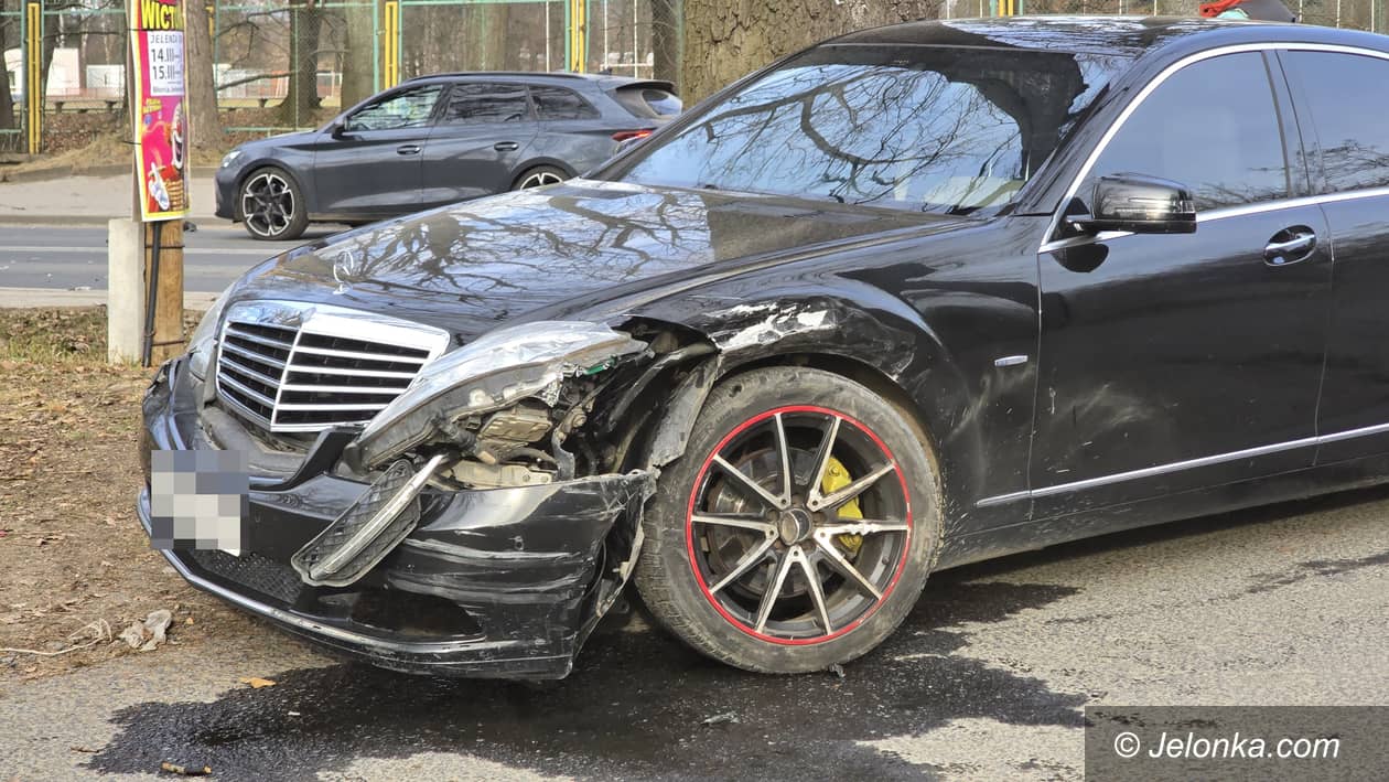 Cieplice: Kolizja radiowozu z Mercedesem