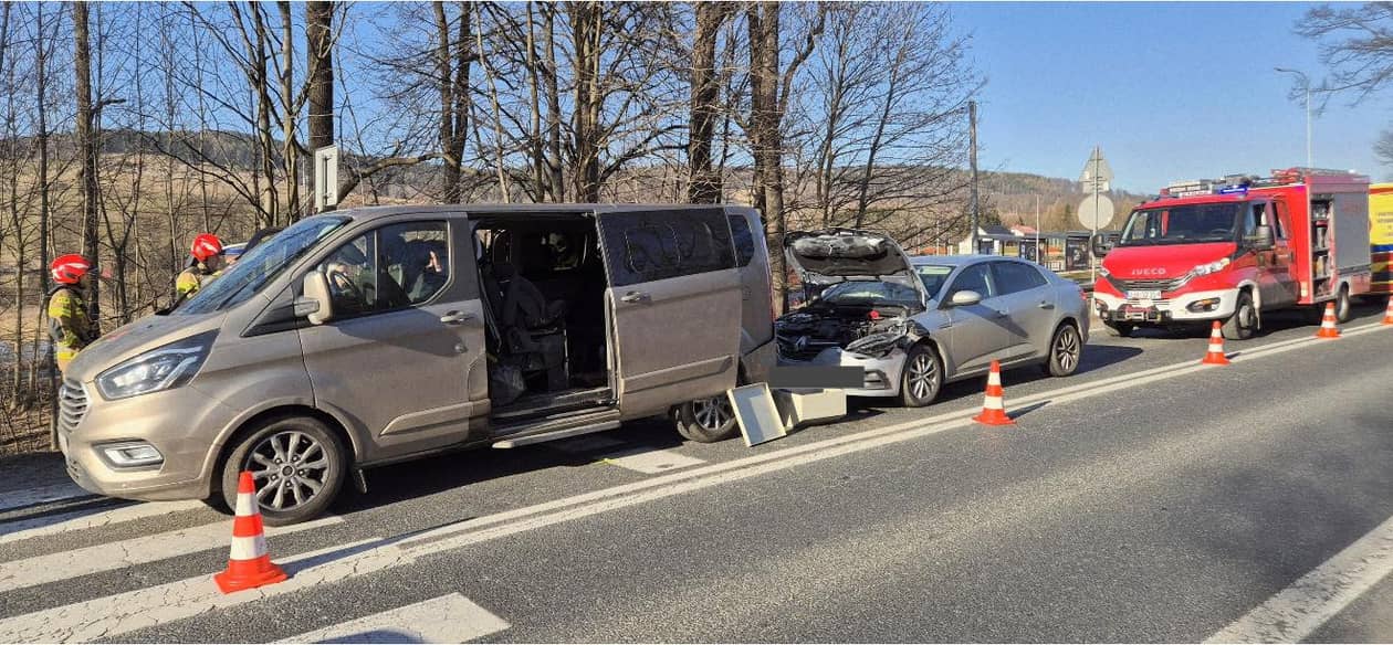 Dolny Śląsk: Ranni w wypadku busa z osobówką