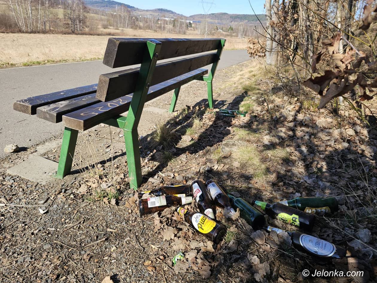 Jelenia Góra: Ławka z widokiem na… śmieci. I na szczęście — na sprzątających