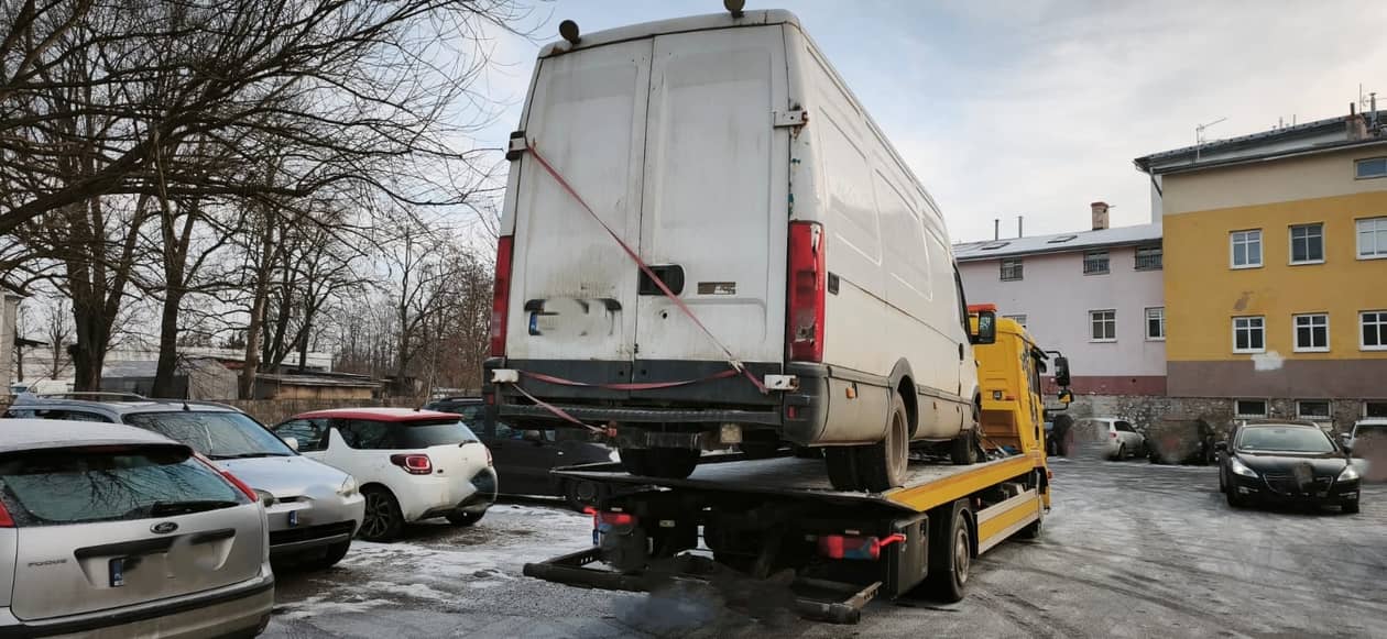 Jelenia Góra: Znikają porzucone auta