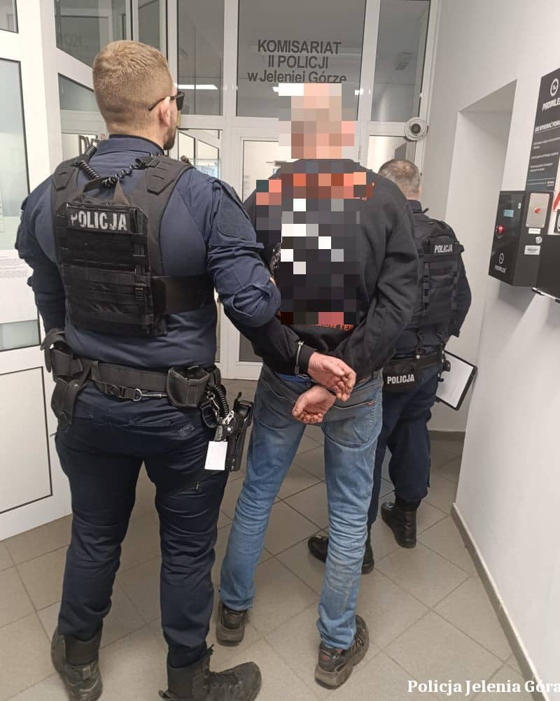 Jelenia Góra: Z wiatrówką w dłoni groził sąsiadom pozbawieniem życia