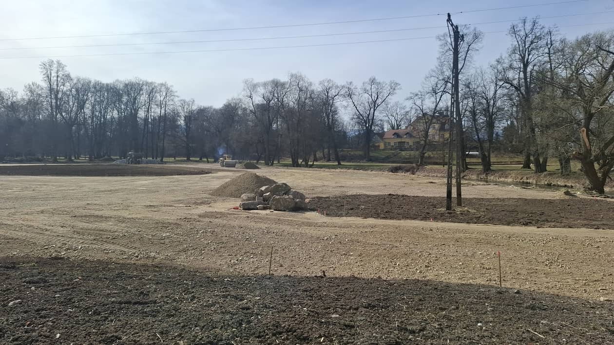 Mysłakowice: Budują nowy parking przy pałacu