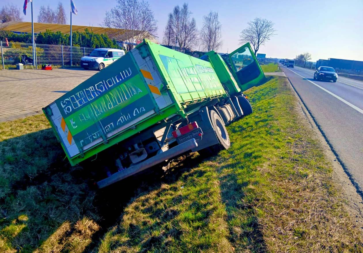 Dolny Śląsk: Ciężarówka wpadła do rowu