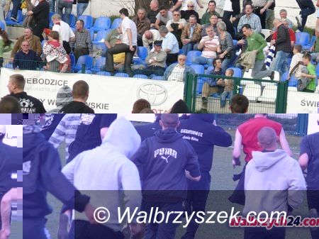 Świebodzice: Stadionowi chuligani stadionowych rękach policji