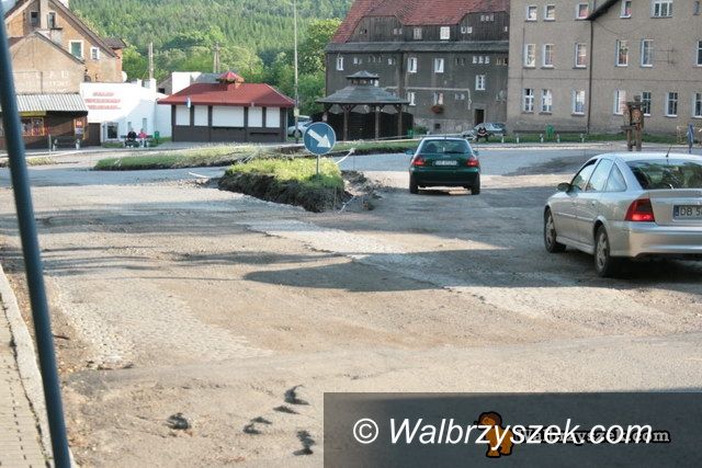 REGION, Jedlina Zdrój: Remont ronda w Jedlinie–Zdroju stanął w miejscu