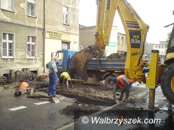 Wałbrzych: Zdezelowane rury na Lewartowskiego