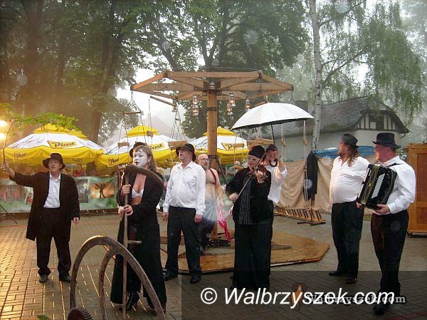 REGION, Jedlina-Zdrój: Deszcz pada, a teatry grają...