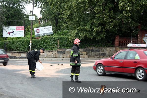 Wałbrzych: Uwaga kierowcy, olej na drodze!
