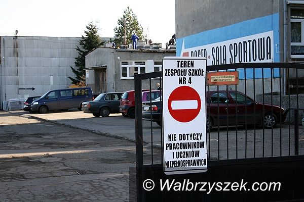 Wałbrzych: Parking przy IV LO nie dla uczniów