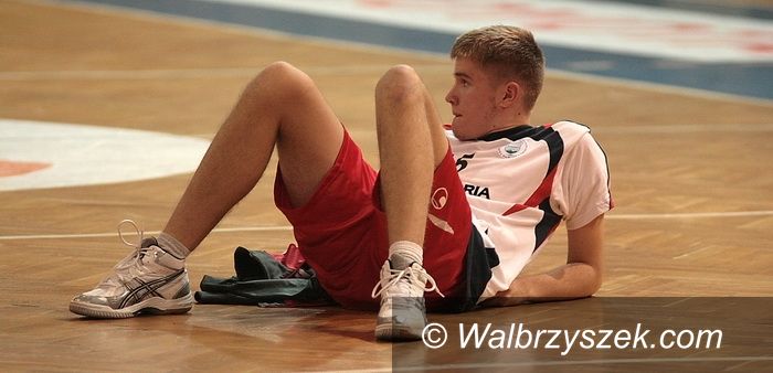 Wałbrzych, OSiR: II liga: "Wałbrzyskie" Sudety deklasują wałbrzyską Victorię