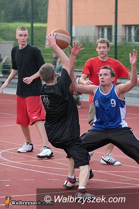 Wałbrzych: Streetball przy gimnazjum
