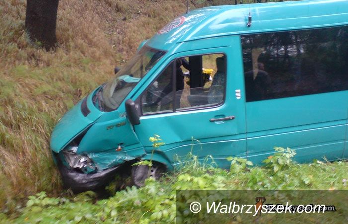 Wałbrzych: Bus wiozący dzieci zderzył się z osobówką